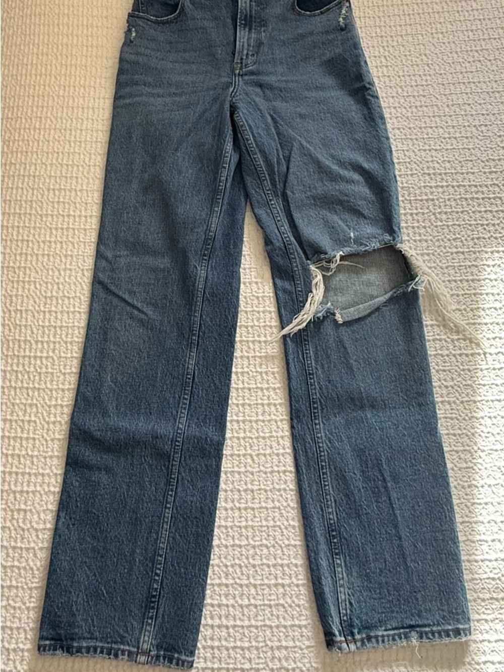 Abercrombie & Fitch Straight Leg Jeans in Dark Blue with Distressed Knee